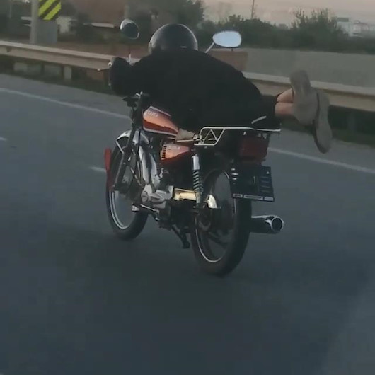 5 bin liralık motosikletini üzerine yatarak kullanan sürücüye 10 bin lira ceza