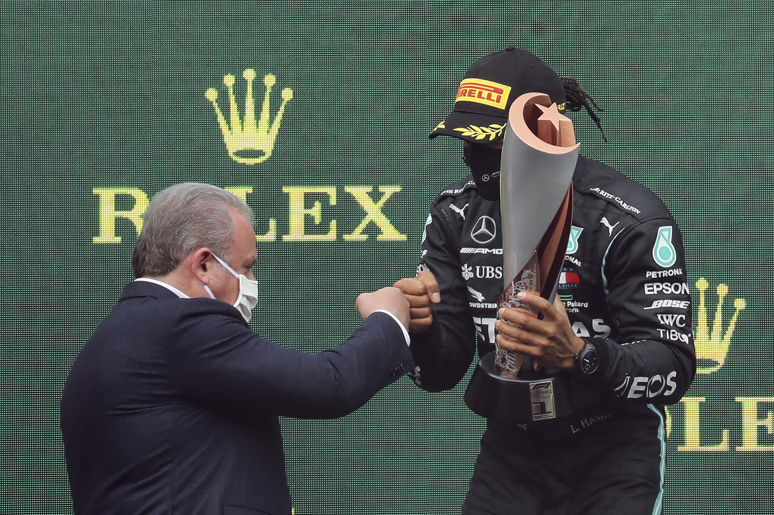 Lewis Hamilton, İstanbul'daki yarış için özel yapılan Ay-Yıldızlı kupanın sahibi oldu.