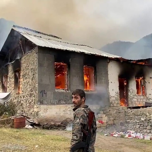 Kelbeceri terk eden Ermeniler evlerini ve eşyalarını yakmaya devam ediyor