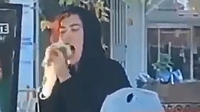 Antalya'da tepki çeken görüntü: Hamster cinsi fareyi tokatlayıp ısırmaya çalıştı
