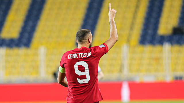 Cenk Tosun, penaltıdan attığı gol sonrası böyle sevindi.