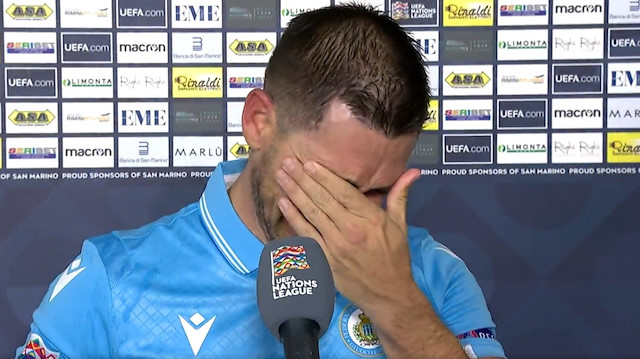 San Marino'nun savunma oyuncusu Rossi, maç sonu duygusal anlar yaşadı.