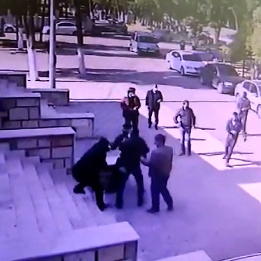 Gaziantepte intihar eden şahsın yakınları Adli Tıp Kurumuna taşlarla saldırarak camlarını kırdı
