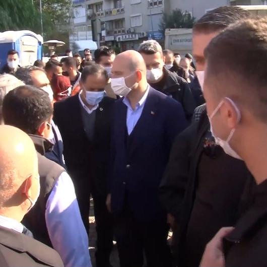Bakan Soylu, karantina süreci biter bitmez İzmirdeki depremzedeleri ziyaret etti