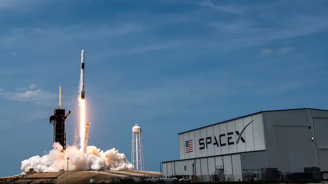 NASA, 4 astronotu taşıyan SpaceX'e ait uzay aracını fırlattı.