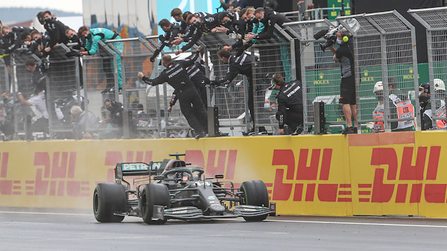 Lewis Hamilton wins 7th Formula 1 title

