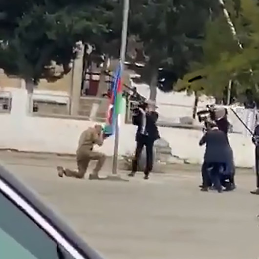 İlham Aliyev işgalden kurtarılan bölgede Azerbaycan bayrağını öperek göndere çekti