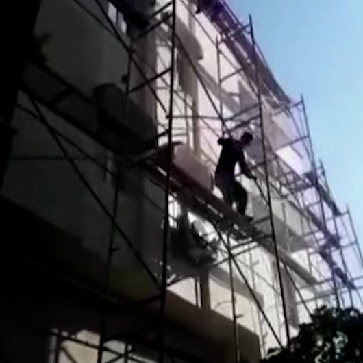 Yangında mahsur kalan işçiler iskeleden indi