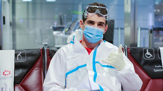 Brezilyalı yıldız Oscar, özel hazırlanan virüs önlemli kıyafetiyle poz verdi.