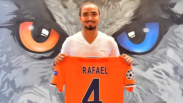 Rafael, sezon başında 2+1 yıllık sözleşmeye imzayı attı.