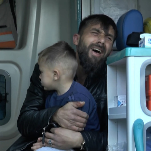 Kayseride altı kişinin yaralandığı kazada şoka giren adam kucağında çocuğu ile uzun süre ağladı