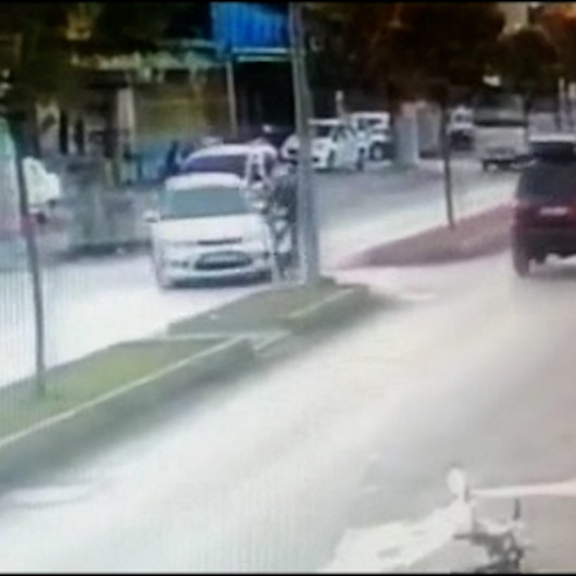 Motosiklet sürücüsü kaskla hayata tutundu