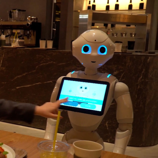 Japonya’da robot garson dönemi: Ateş ölçüyor ve maske uyarısı yapıyor
