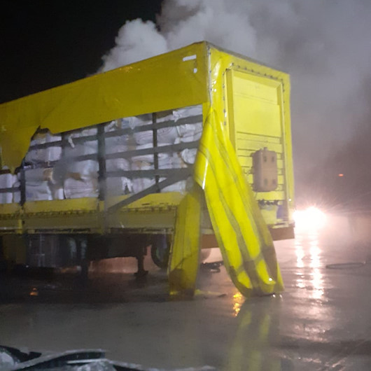 Boluda tekstil ürünü yüklü TIRın dorsesi yandı