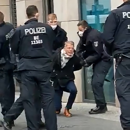 Alman polisi protesto gösterilerine katılan milletvekiline ters kelepçe taktı
