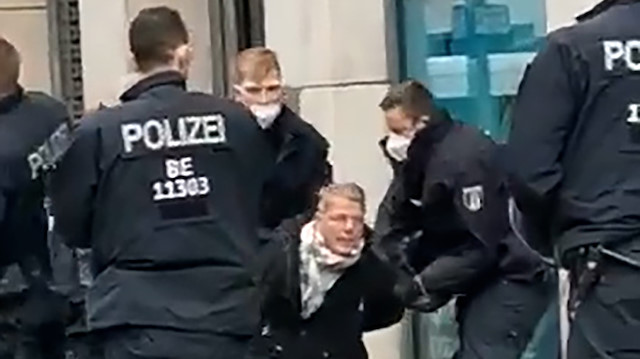 Alman polisi protesto gösterilerine katılan milletvekiline ters kelepçe taktı