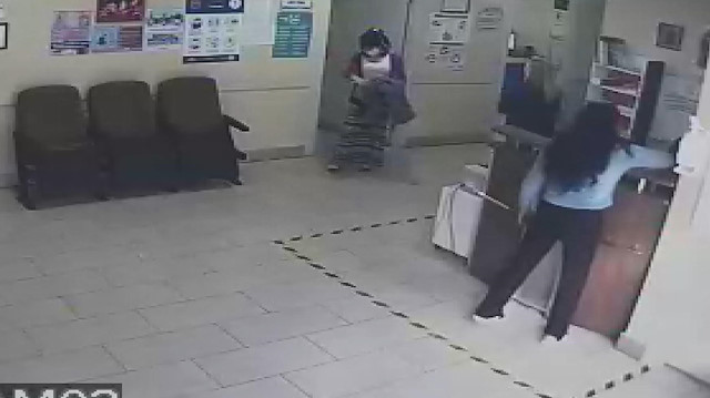 Esenyurt'ta sağlık çalışanının telefonunu çalan iki kadın hırsız kamerada