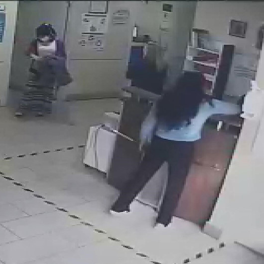Esenyurtta sağlık çalışanının telefonunu çalan iki kadın hırsız kamerada