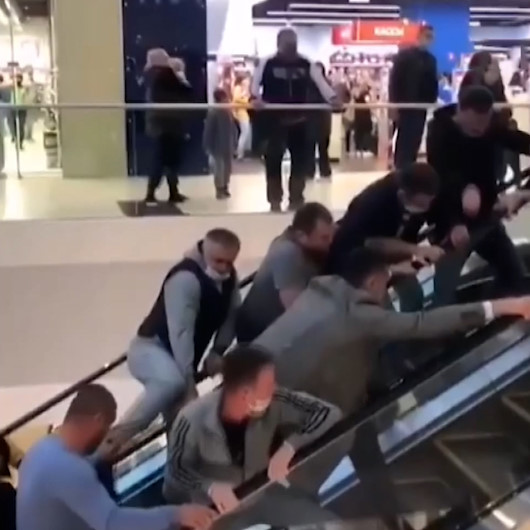 Rusyada yürüyen merdivene sıkışan çocuğu kurtarma seferberliği kamerada