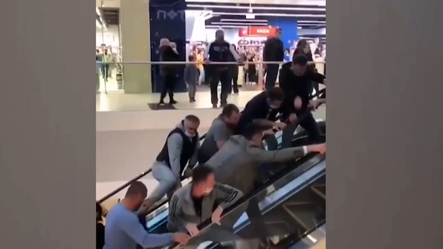 Rusya'da yürüyen merdivene sıkışan çocuğu kurtarma seferberliği kamerada