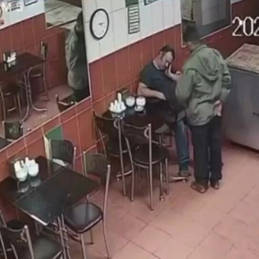 Sandalyede uyuklayan pastane sahibinin telefonunu çaldı