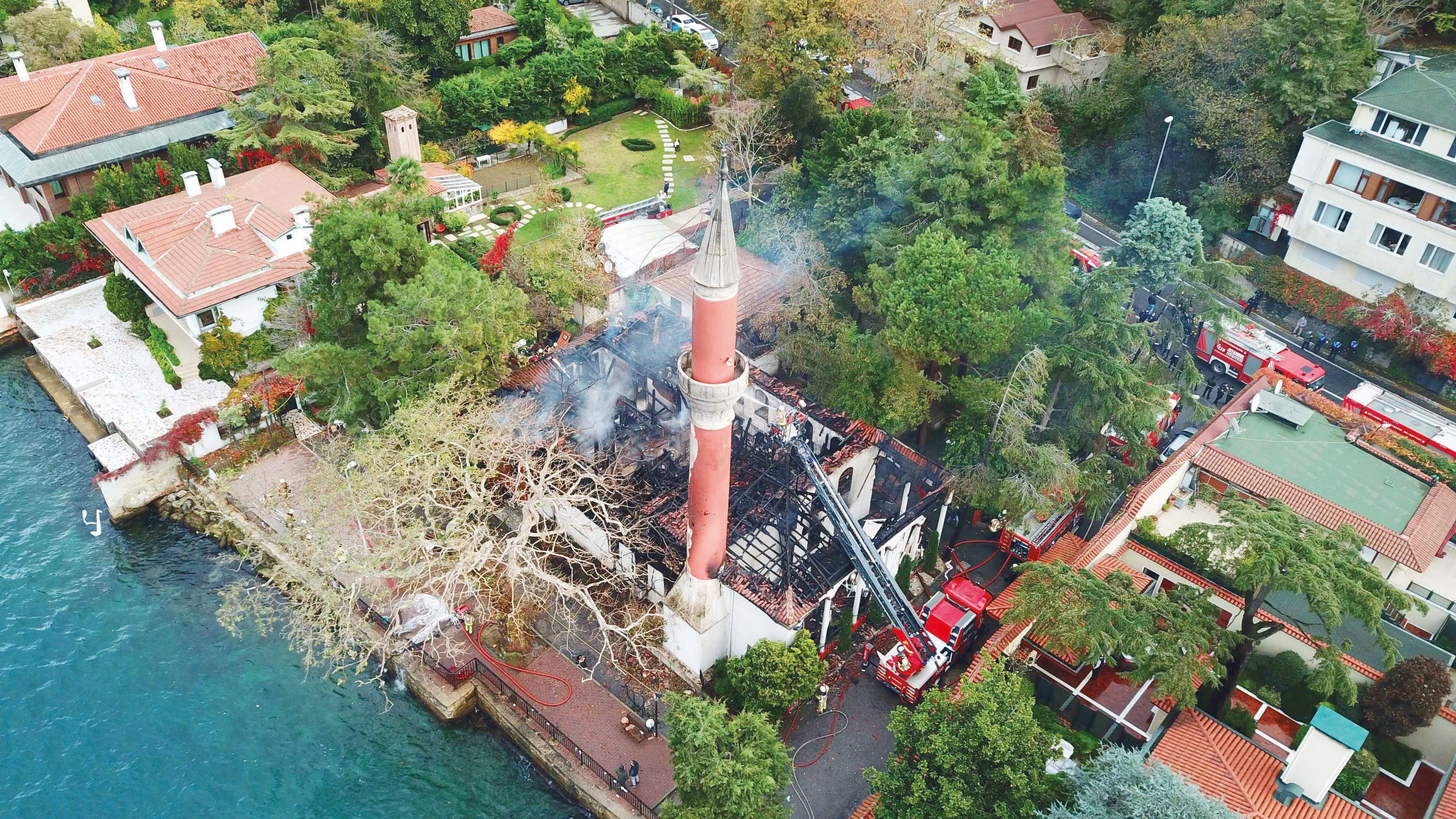 Tarihi dokusuna ve aslına uygun şekilde yeniden ayağa kaldırılacak cami 2 yıl sonra ibadete açılacak. Yangın çıkmasa yakın zamanda camide restorasyon başlayacakmış.