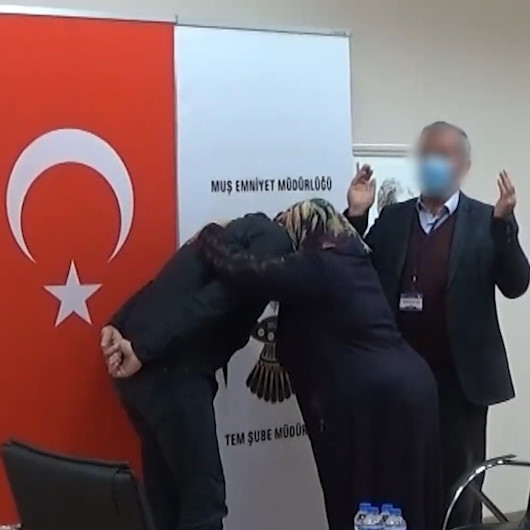 Muşta terör örgütü PKKdan kaçarak teslim olan terörist, ailesiyle buluşturuldu