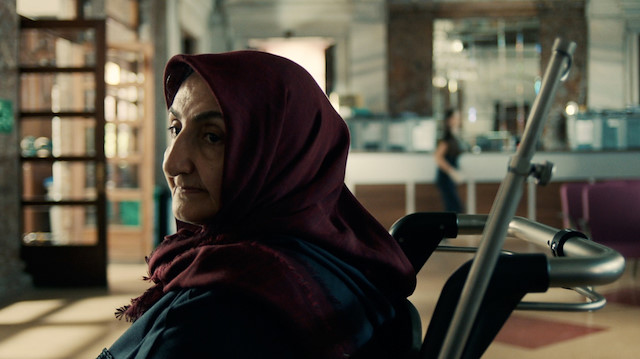 Filmin başrolünde ise yönetmen ve senarist Mustafa Deniz’in annesi Şengül Deniz oynuyor. 