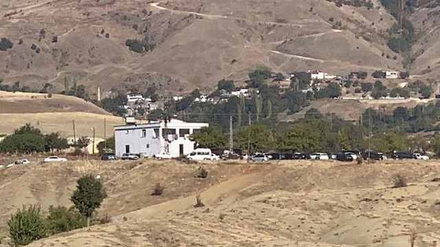 Fotoğrafta, onlarca aracın taziye evinin önünde park halinde olduğu görüldü.
