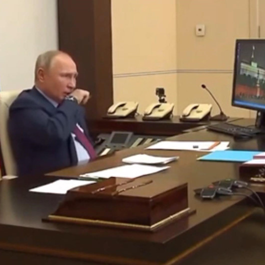 Putin telekonferans toplantısında öksürük krizine girdi