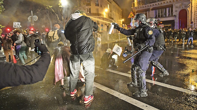 Polis, tasarı görüşülürken Paris’te Meclis önünde eylem yapan kalabalığa gaz bombası attı.