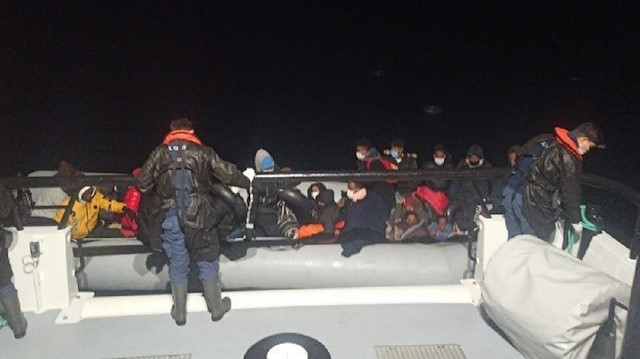 Yunan unsurlarınca Türk kara sularına itildiği belirtilen bottaki 34 kişi kurtarıldı.