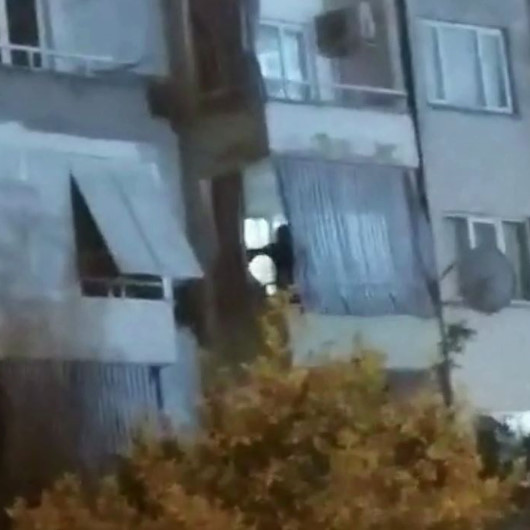 Yaramazlık yapan oğlunu oklavayla döven baba kamerada