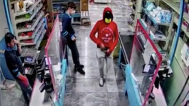 İş yerlerine girip silah göstererek soyan hırsızlar kameralara yakalandı.