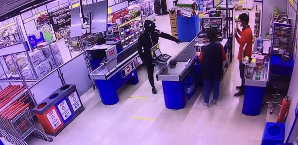Esenyurt'ta market zincirlerine dadanan silahlı soyguncular aynı mahallede bulanan üç farklı marketi silah göstererek tehdit edip soydu, kayıplara karıştı.