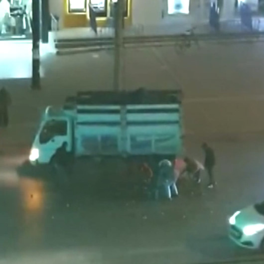 Mersinde yürekleri ısıtan yardımlaşma: Kamyondan dökülen sebzelerin toplanması için vatandaş seferber oldu