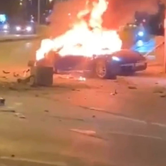 Ataşehirde kaza yapan lüks otomobil alev alev yanarak hurdaya döndü