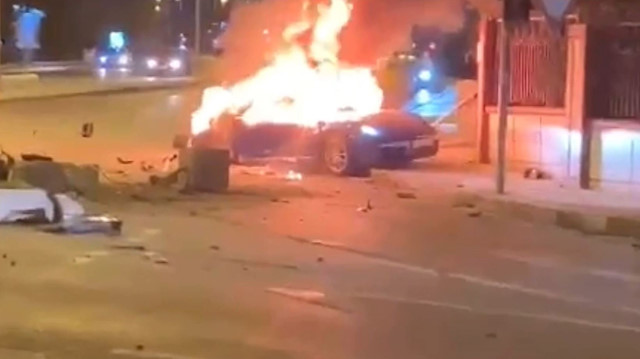 Ataşehir'de kaza yapan lüks otomobil alev alev yanarak hurdaya döndü