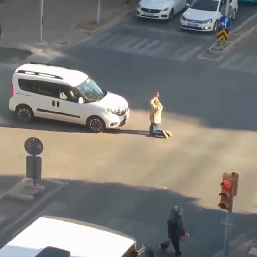 Antalyada şaşkına çeviren olay: Cadde ortasına dizüstü oturdu