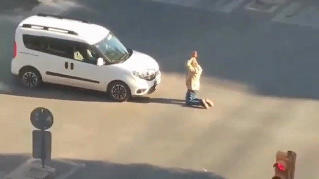 Antalya'da şaşkına çeviren olay: Cadde ortasına dizüstü oturdu