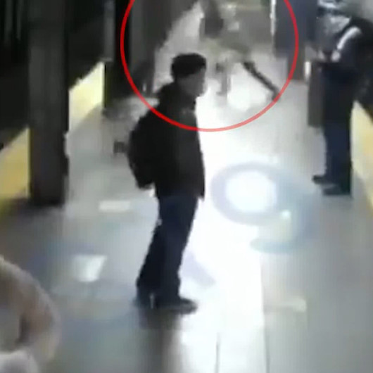 ABDde kan donduran olay: metro istasyonunda tren bekleyen kadını raylara itti