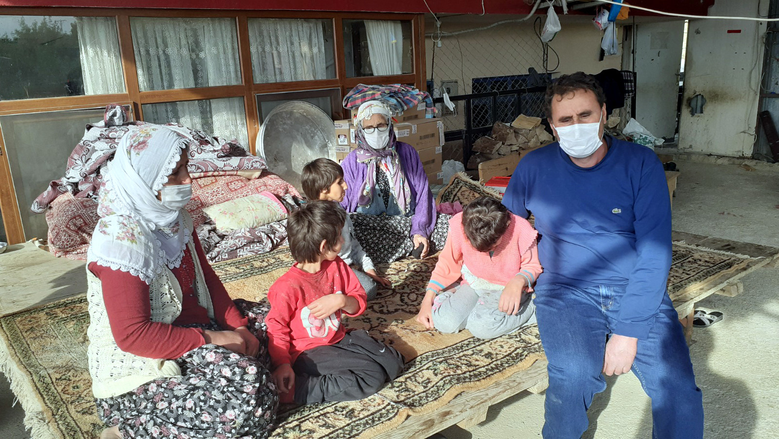 Talihsiz çocuğun babası Veli Dın (43), engelli 3 kızı olduğunu, engelli olmayan tek çocuğunun ise koronavirüs yüzünden öldüğünü söyledi.
