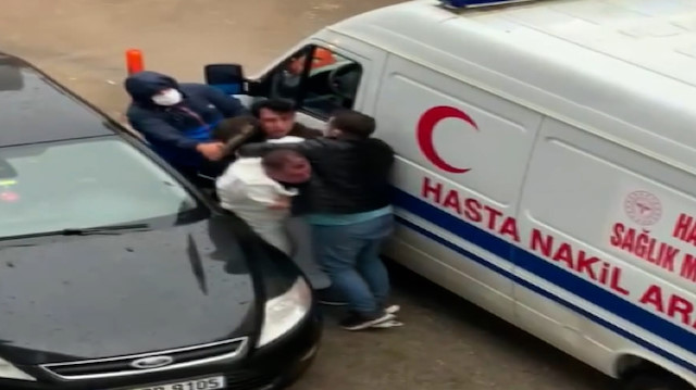 Polis olduğunu iddia eden şahıs ambulans şoförünü darp etti