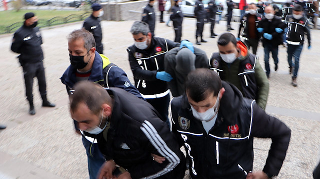 Uyuşturucu satıcıları, geniş güvenlik önlemi altında adliyeye getirilmişti. 