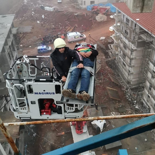 Metrelerce yükseklikteki vinçte mahsur kalan yaralı operatörü itfaiye ekipleri kurtardı