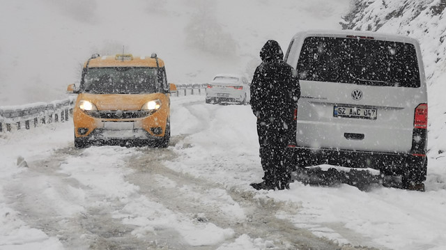 Kar ve tipi bir anda bastırdı 25 köy yolu ulaşıma kapandı