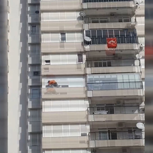 Antalyada bir kişi cam silmek için canını hiçe saydı: Balkon korkuluğuna çıkıp hayatını tehlikeye attı