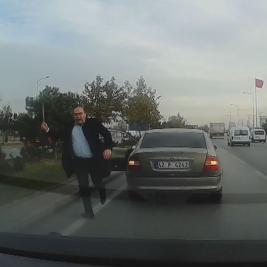 Selektör yaparak yol isteyen sürücünün aracına levyeyle hasar verdi