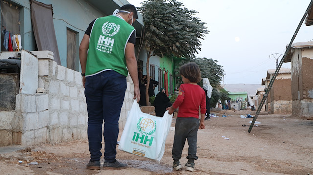 "الإغاثة التركية" توزع مساعدات إنسانية على 220 يتيما بإدلب