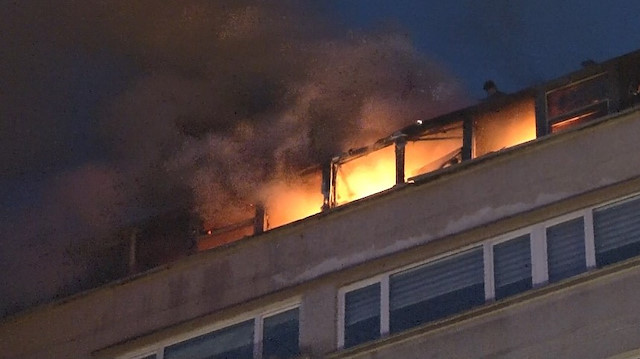 Şişli’de AVM’nin çatı katında yangın çıktı.